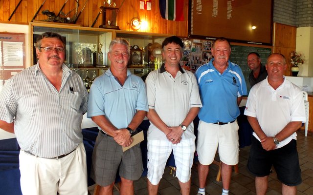  Herberg-aan-See Gholfdag se 1ste wenspan, met vlnr John van Rooyen, Malcolm Bury (speler), Christo Spanellis (speler), Bev Swart en André Coetzee 